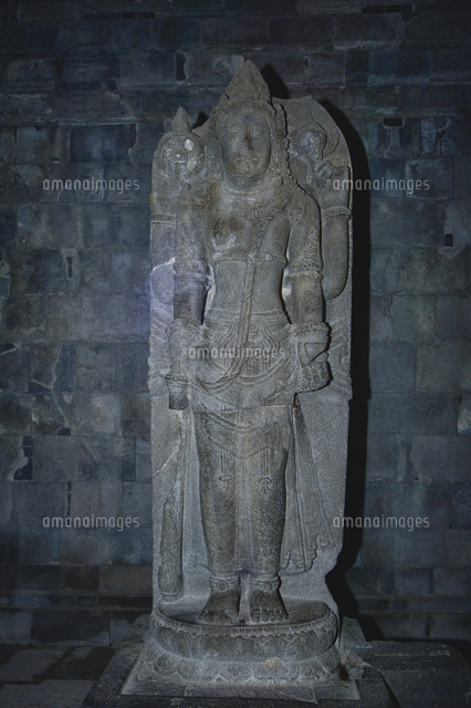 プランバナン寺院遺跡群ヴィシュヌ堂にあるヴィシュヌ神の石像