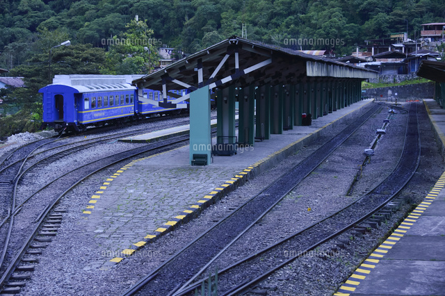 マチュピチュ駅に止まる電車 の写真素材 イラスト素材 アマナイメージズ