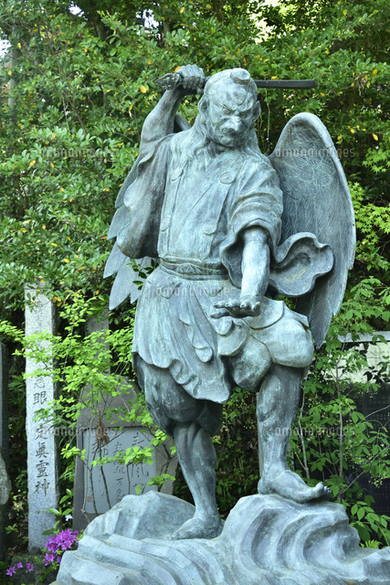 高尾山にある天狗の像 の写真素材 イラスト素材 アマナイメージズ