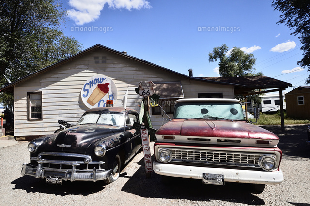 昔懐かしい車を飾っているルート66沿道にある町セリグマン の写真素材 イラスト素材 アマナイメージズ