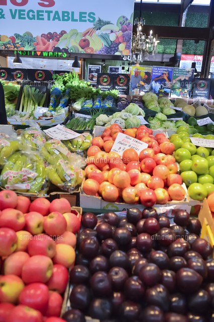 オーストラリア 西オーストラリア州フリーマントルのフリーマントル マーケット のバナナやリンゴやネギな の写真素材 イラスト素材 アマナイメージズ