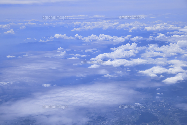 上空から見た雲と建物[10261033458]の写真・イラスト素材｜アマナ