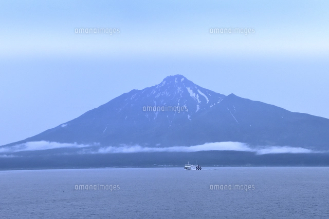 山麓に雲がかかる利尻山（通称利尻富士）と海と空と利尻富士町の景観 