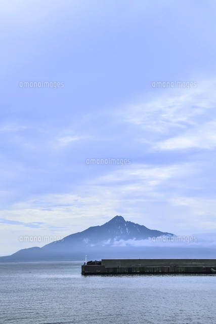 利尻礼文サロベツ国立公園の礼文島から見た霧がかかる利尻山（利尻富士