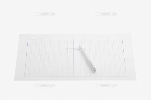 原稿用紙に白い万年筆 の写真素材 イラスト素材 アマナイメージズ