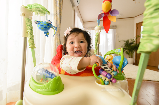 ジャンパーに乗る赤ちゃん の写真素材 イラスト素材 アマナイメージズ