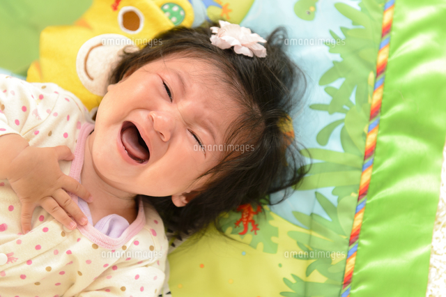 泣き顔の赤ちゃん の写真素材 イラスト素材 アマナイメージズ