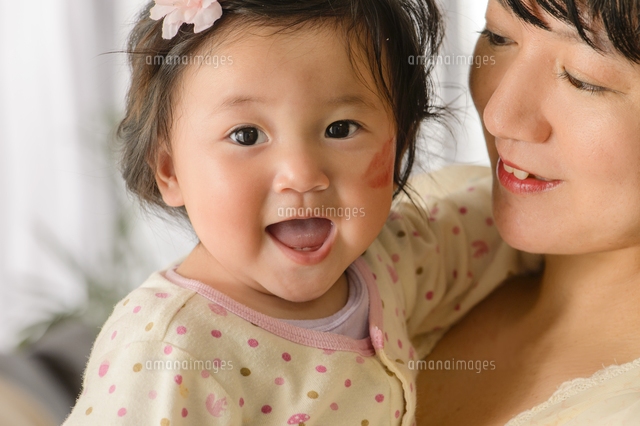 頬にキスマークの付いた赤ちゃん の写真素材 イラスト素材 アマナイメージズ