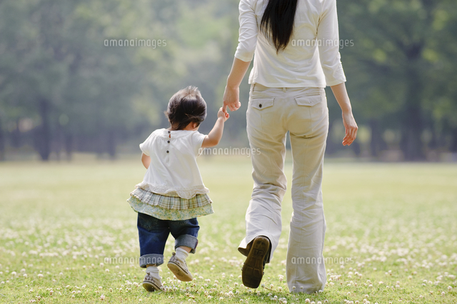 公園で手をつなぐ後ろ姿の母子 の写真素材 イラスト素材 アマナイメージズ