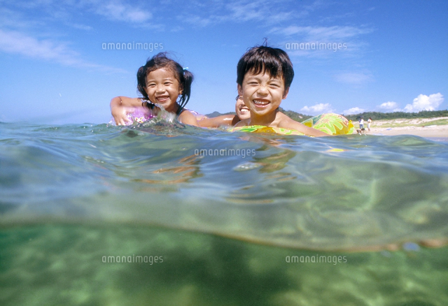 海辺の子供 海で泳ぐ子供[10264002176]の写真・イラスト素材｜アマナイメージズ