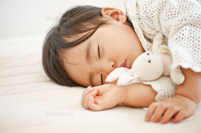 ぬいぐるみと眠る子供 の写真素材 イラスト素材 アマナイメージズ ぬいぐるみと眠る子供 の写真素材 イラスト素材 アマナイメージズ