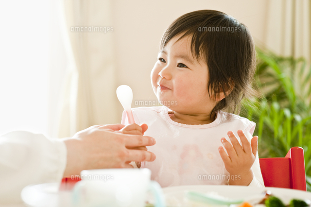 スプーンを持つ子供 の写真素材 イラスト素材 アマナイメージズ スプーンを持つ子供 の写真素材 イラスト素材 アマナイメージズ