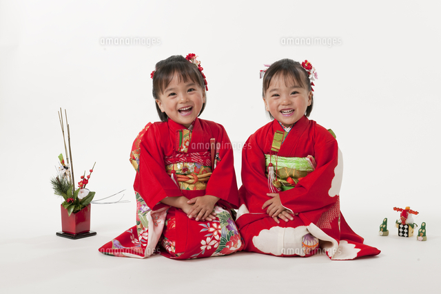 正座をする晴れ着の女の子 の写真素材 イラスト素材 アマナイメージズ