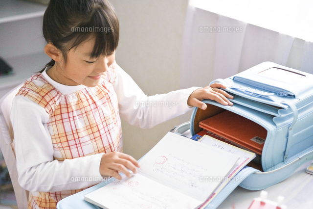 ランドセルに教科書を入れる女の子 の写真素材 イラスト素材 アマナイメージズ