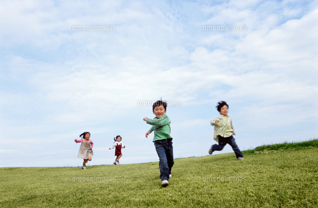 丘を走る子供 の写真素材 イラスト素材 アマナイメージズ