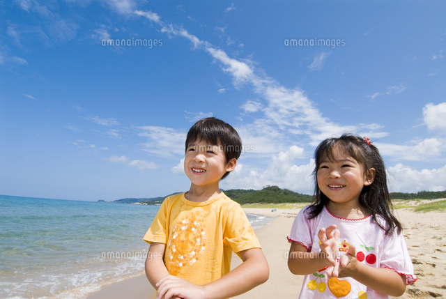 海岸で遊んでいる子供達[10264002173]の写真・イラスト素材｜アマナ