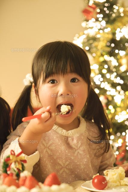 ケーキを食べる子ども の写真素材 イラスト素材 アマナイメージズ
