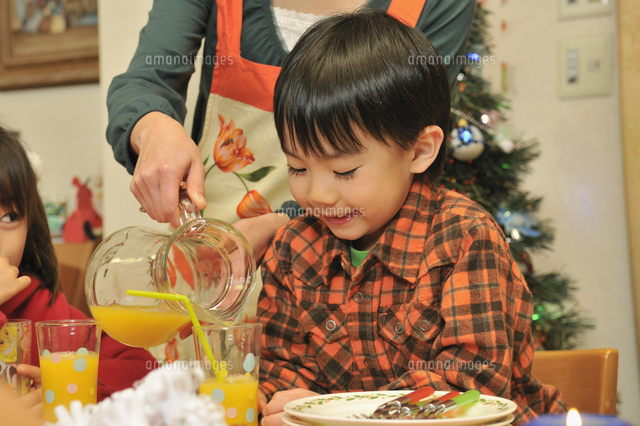 クリスマスパーティで食事をする男の子 10264003039 の写真素材 イラスト素材 アマナイメージズ