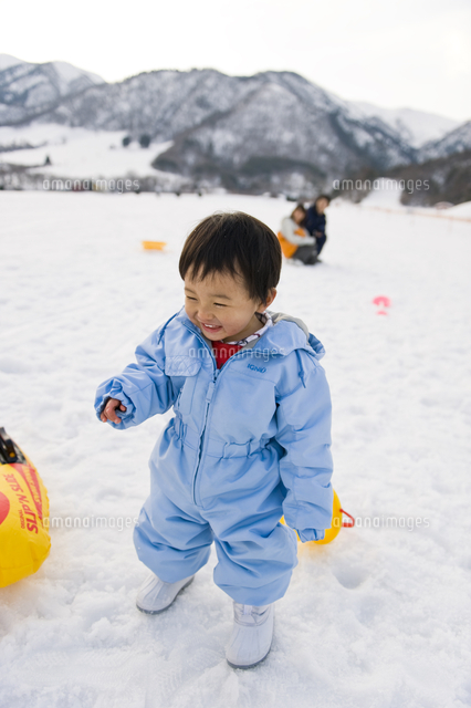 スキーウェアを着た男の子 の写真素材 イラスト素材 アマナイメージズ