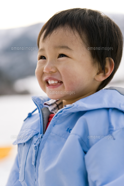 スキーウェアを着た男の子 の写真素材 イラスト素材 アマナイメージズ