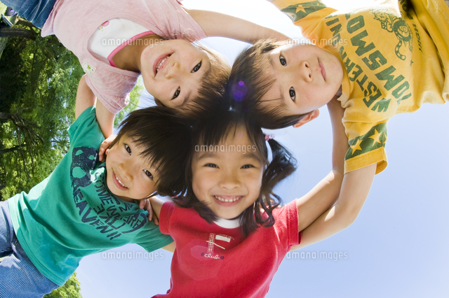 肩を組む男の子と女の子 の写真素材 イラスト素材 アマナイメージズ