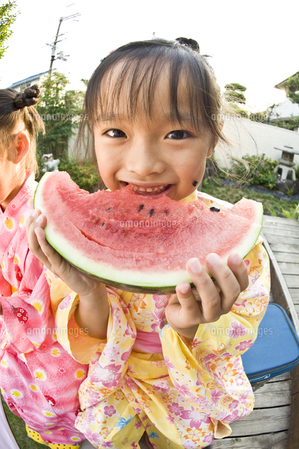 スイカを食べる女の子 の写真素材 イラスト素材 アマナイメージズ