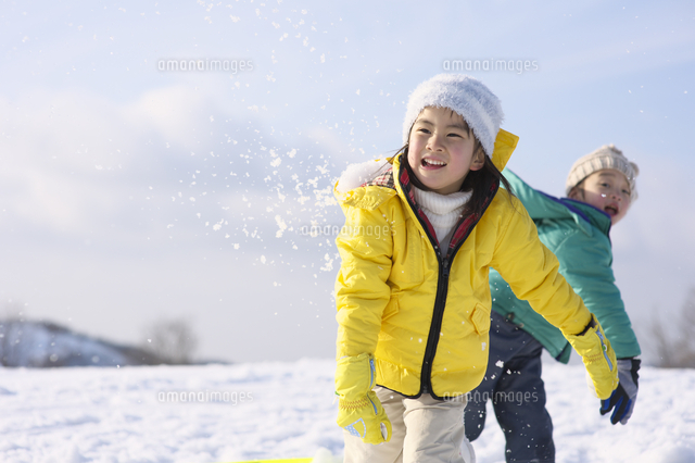 雪合戦をする女の子と男の子 の写真素材 イラスト素材 アマナイメージズ