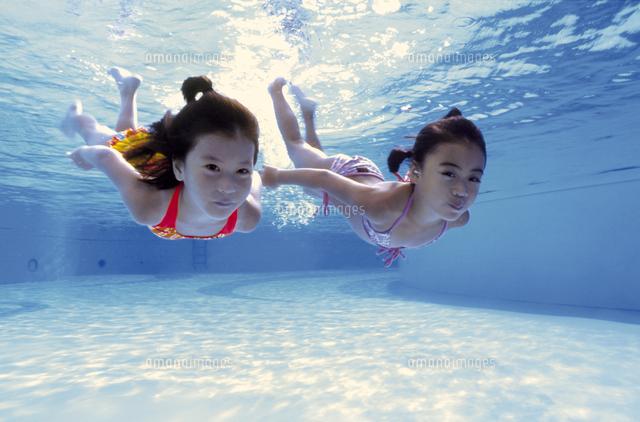 泳ぐ子供 の写真素材 イラスト素材 アマナイメージズ