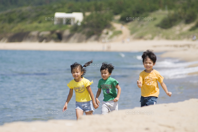 海岸で遊んでいる子供達[10264004311]の写真・イラスト素材｜アマナ