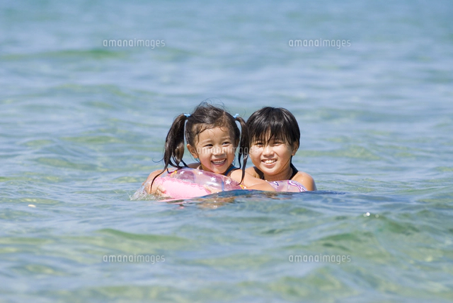 海で泳ぐ子供達[10264001150]の写真・イラスト素材｜アマナイメージズ