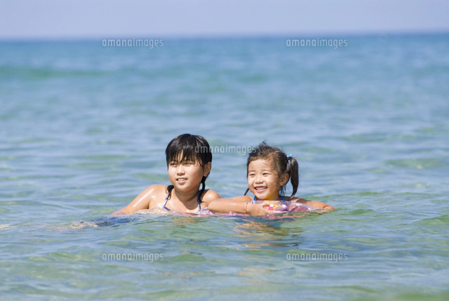 海で泳ぐ子供[10264002176]の写真・イラスト素材｜アマナイメージズ