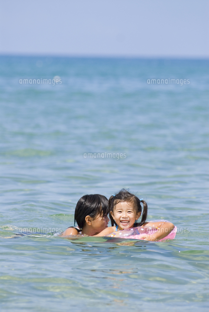 海で泳ぐ子供達[10264004316]の写真・イラスト素材｜アマナイメージズ