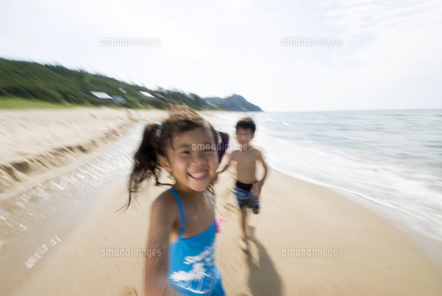 海で遊ぶ子供達[10264004322]の写真・イラスト素材｜アマナイメージズ