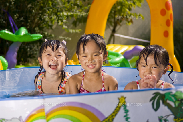 水遊びをする子ども の写真素材 イラスト素材 アマナイメージズ
