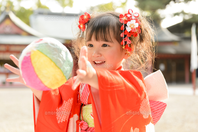 紙ふうせんをして遊ぶ晴着の女の子[10264005671]の写真素材・イラスト 