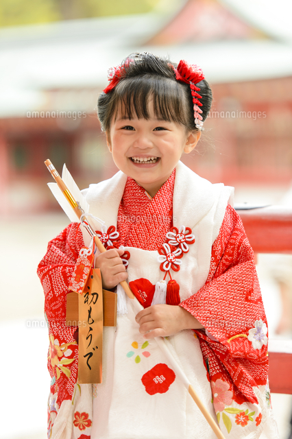 破魔矢を持つ晴着の女の子 の写真素材 イラスト素材 アマナイメージズ