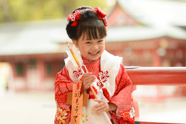 破魔矢を持つ晴着の女の子 の写真素材 イラスト素材 アマナイメージズ