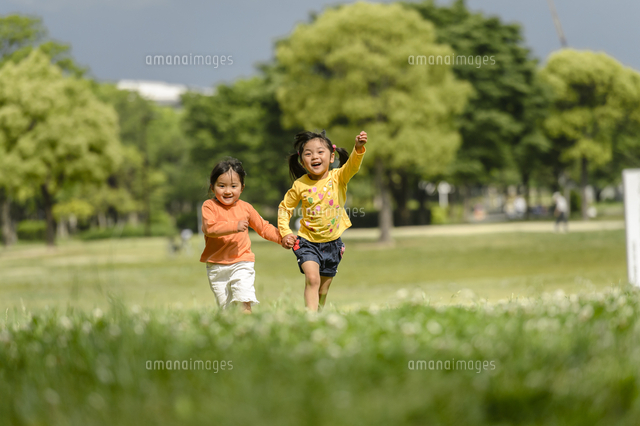 公園で走る子ども の写真素材 イラスト素材 アマナイメージズ