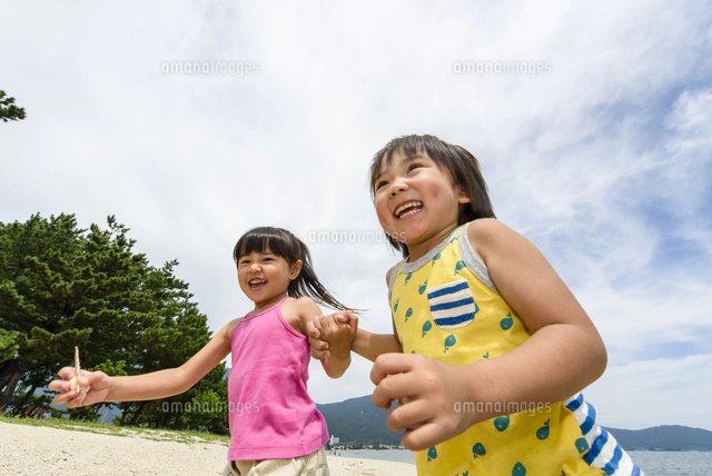 後ろ姿の浴衣の子供 の写真素材 イラスト素材 アマナイメージズ