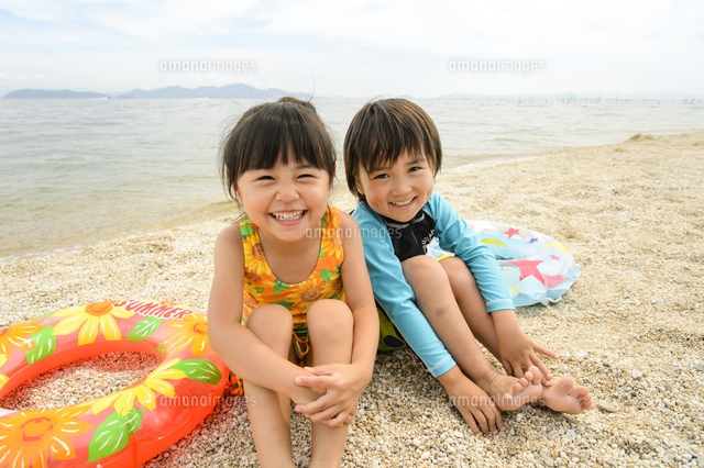 海辺の砂浜で遊ぶ水着の子供[10264006698]の写真・イラスト素材