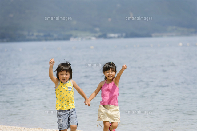 海辺の砂浜を走る子供[10264006797]の写真・イラスト素材｜アマナ