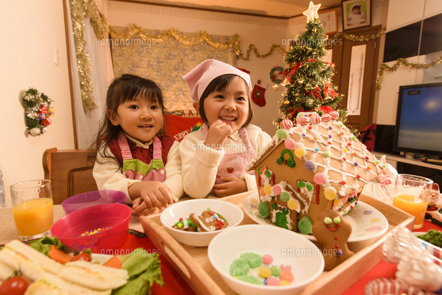 クリスマスのお菓子の家を作る女の子 の写真素材 イラスト素材 アマナイメージズ