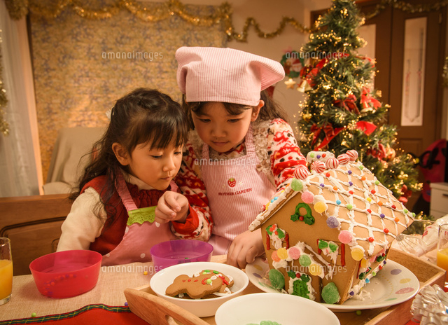 クリスマスのお菓子の家を作る女の子 の写真素材 イラスト素材 アマナイメージズ