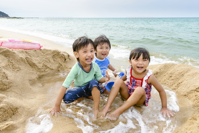 夏の海で砂浜で遊ぶ女の子と男の子 の写真素材 イラスト素材 アマナイメージズ