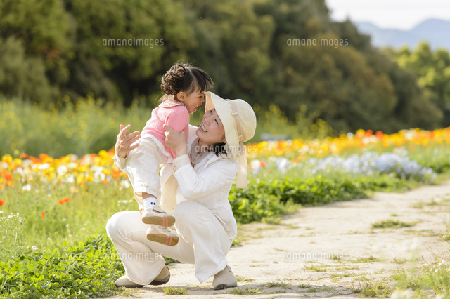 ポピー咲く花畑でお母さんに飛びつく女の子 の写真素材 イラスト素材 アマナイメージズ ポピー咲く花畑でお母さんに飛びつく女の子 の写真素材 イラスト素材 アマナイメージズ