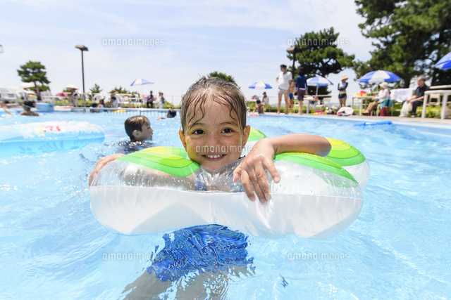 プールで浮き輪で遊ぶ女の子 の写真素材 イラスト素材 アマナイメージズ