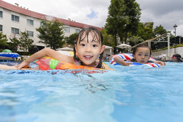 プールで浮き輪で遊ぶ女の子と男の子 の写真素材 イラスト素材 アマナイメージズ