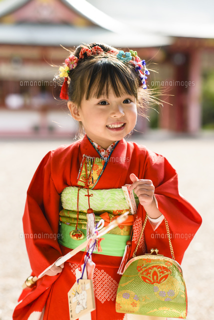 破魔矢を持った晴れ着の女の子 の写真素材 イラスト素材 アマナイメージズ