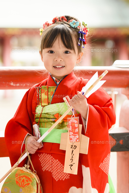 破魔矢を持った晴れ着の女の子 の写真素材 イラスト素材 アマナイメージズ