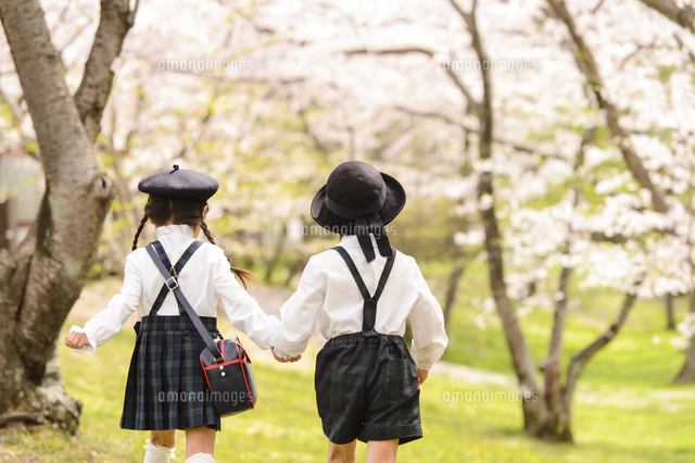 かけっこする後ろ姿の女の子と男の子 の写真素材 イラスト素材 アマナイメージズ かけっこする後ろ姿の女の子と男の子 の写真素材 イラスト素材 アマナイメージズ